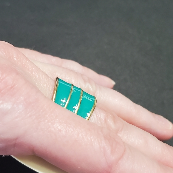 Gold tone turquoise enamel ring - Picture 2 of 8